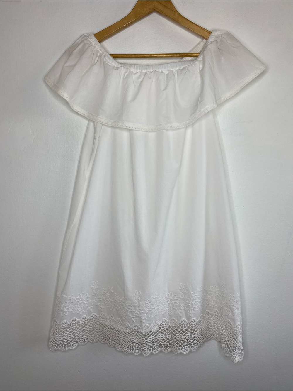 Embroidered Off the shoulder Dress Size L Airy Travel Vacation